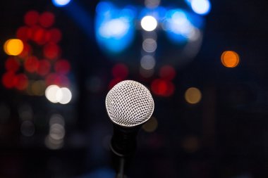 Club parlak ışıklar arka plan üzerinde mikrofon