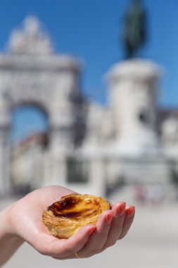 Portekizce tatlı Pasteis de nata kadın elinde