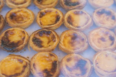 Portekizce tatlı Pasteis de nata vitrin üzerinde