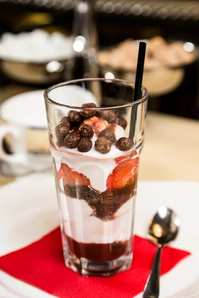 Restauracja służą naczynia - słodki deser w szkło na stole — Zdjęcie stockowe