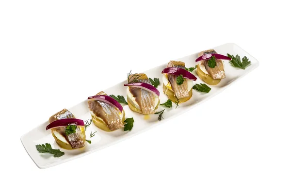 Restourant serveert schotel - stukken haring voor snack op witte achterzijde — Stockfoto