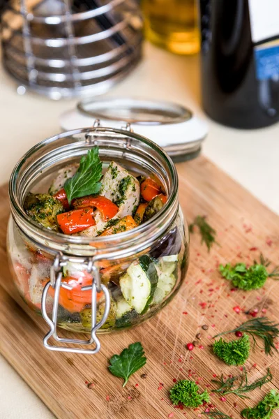 Prato de serviço restaurador - salada em vidro em tábua de madeira em tabl — Fotografia de Stock