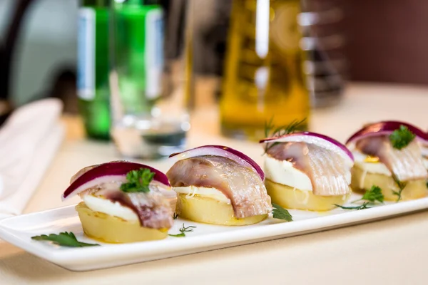 Restourant serveert schotel - stukken haring voor snack — Stockfoto