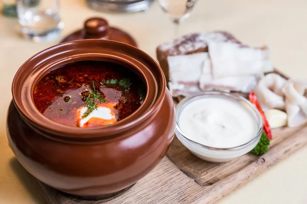 Restourant serveert schotel - soep op houten bord op tafel — Stockfoto