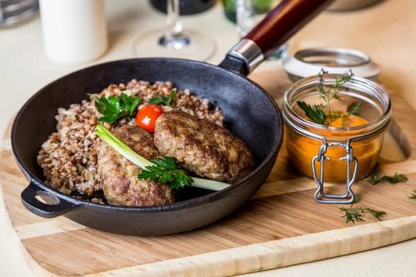 Restourant serveert schotel - kotelet met boekweit op houten bord — Stockfoto