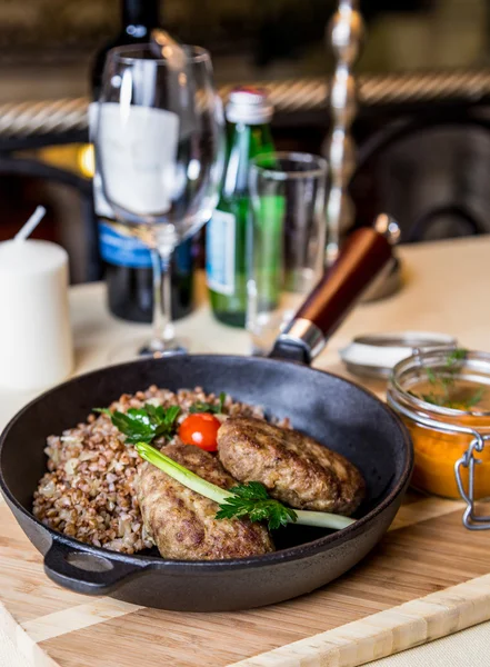 Restourant serveert schotel - kotelet met boekweit op houten bord — Stockfoto