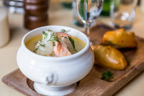 Restourant serveren schotel - zalm soep op een houten bord met taart, — Stockfoto