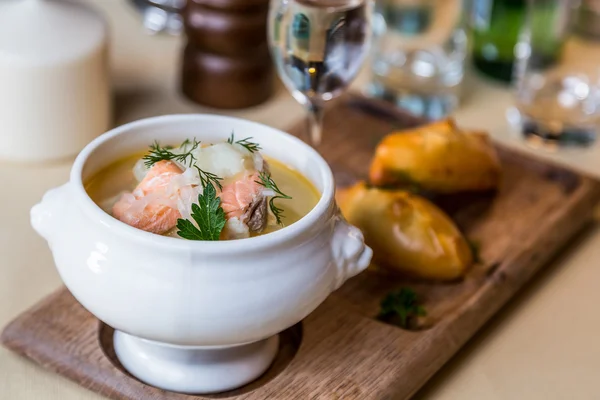 Restourant serveren schotel - zalm soep op een houten bord met taart, — Stockfoto