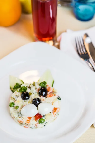 Restourant schaal childs menu - salade met kat gezicht — Stockfoto