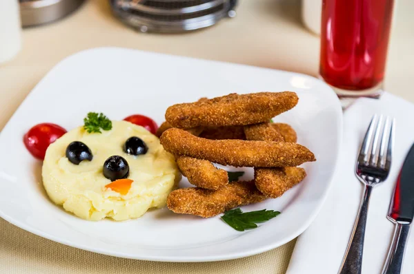 Restaurante que sirve el plato para el menú infantil puré de papas, palo w — Foto de Stock