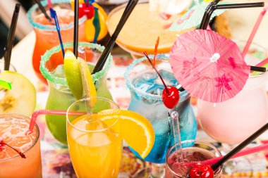 stra içme ile bardaklarda buzlu farklı taze kokteyller