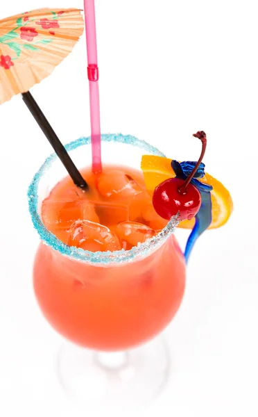 Gros plan cocktail de fraîcheur avec glace dans un verre avec de la paille à boire — Photo