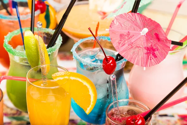 Different fresh cocktails with ice in glasses with drinking stra — Stock Photo, Image