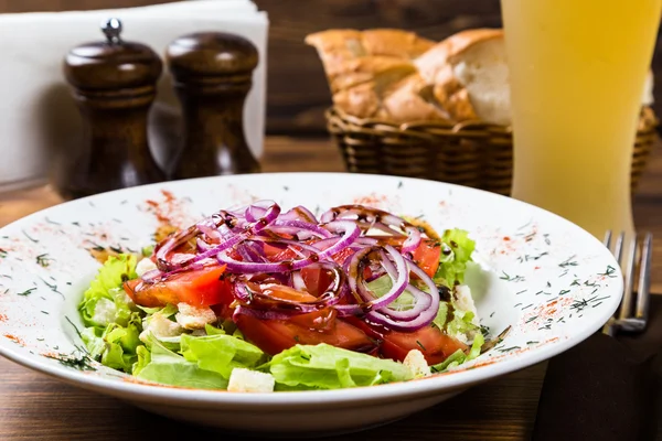 Meat salad with spices and vegetables with light beer — Stockfoto