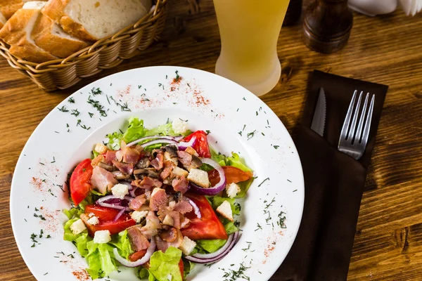 Meat salad with spices and vegetables with light beer — Stockfoto