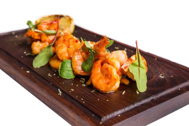 kavrulmuş dövme karides ile kara tahta üzerinde yapraklar