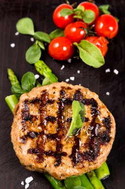 kuşkonmaz ve domates ile hizmet veren ızgara et pirzola