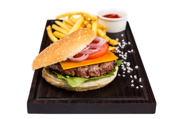 Klasyczny burger z kotlet mięso sok z ziemniaków i ketchupem — Zdjęcie stockowe