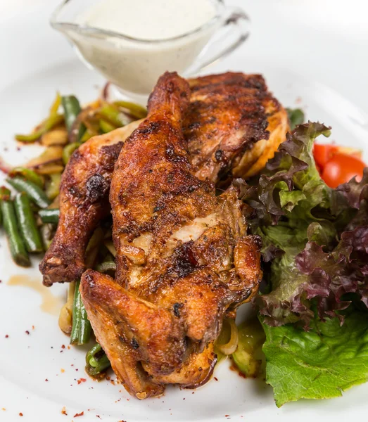 Gebraden kip met groenten die zijn tewerkgesteld in restaurant — Stockfoto