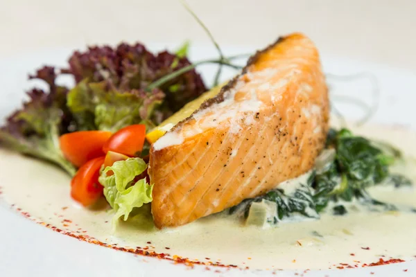 Salmon steak with vegetables serving in restaurant — Stock Photo, Image