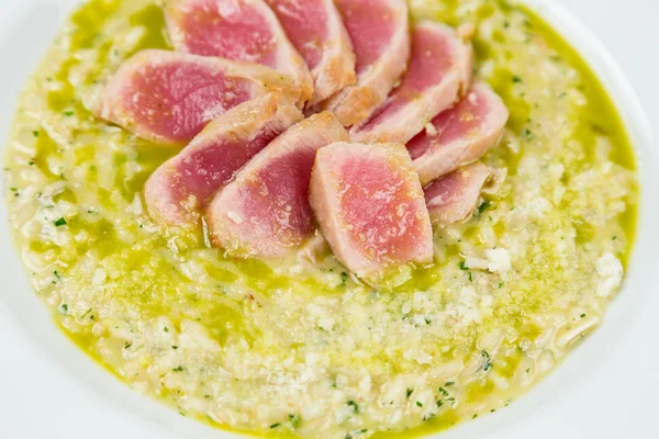 Tonijn risotto met stukken die zijn tewerkgesteld in restaurant — Stockfoto