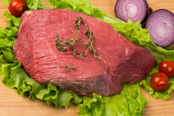 Ломтик свежего сырого мяса с овощами — стоковое фото