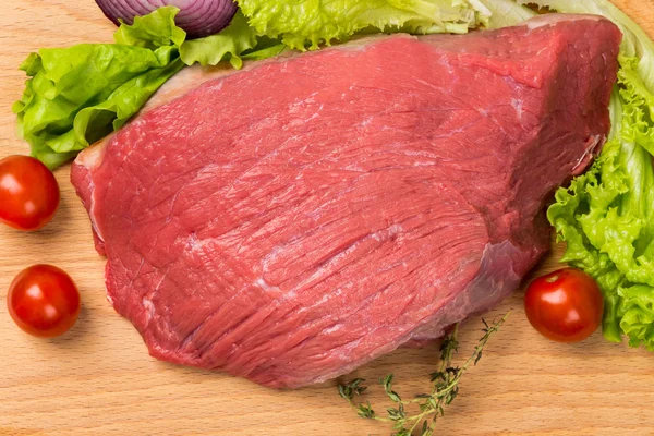 新鲜的原料肉与蔬菜的价格 — 图库照片