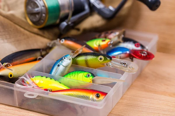 Primer plano cebos de pesca wobblers en caja — Foto de Stock