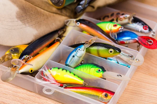 Primer plano cebos de pesca wobblers en caja —  Fotos de Stock