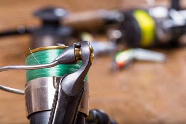 closeup balıkçılık reel ile sallananlarla yemler