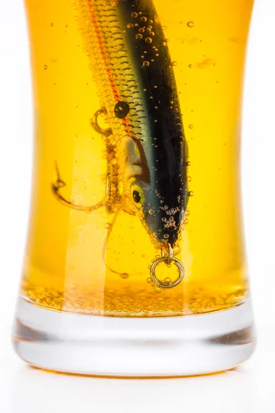 Рыбалка приманка в стакане с пивом — стоковое фото