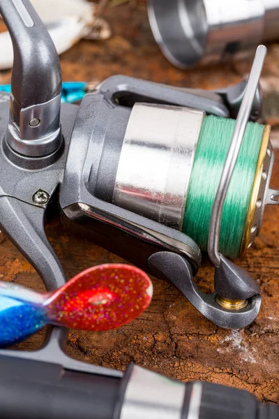 Carrete de pesca con línea sobre fondo — Foto de Stock