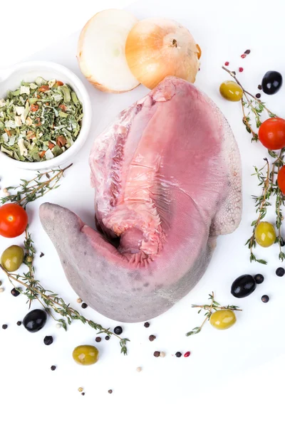 Ongekookt ruwe tong met het serveren van specerijen — Stockfoto