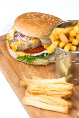 Burger kova kızarmış patates ile