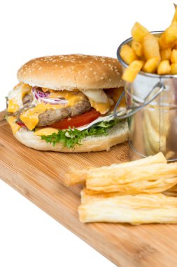 Burger kova kızarmış patates ile