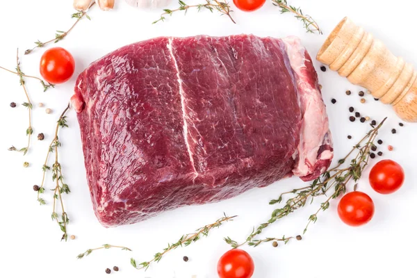 Rohes rohes Stück Fleischfilet mit servierenden Gewürzen — Stockfoto