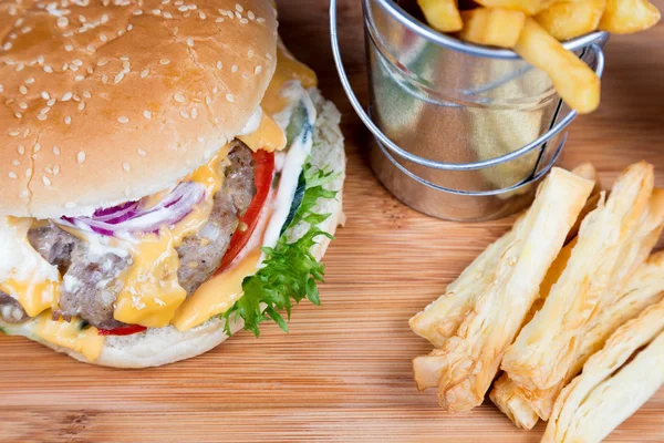 Burger z smażone ziemniaki w wiaderku — Zdjęcie stockowe