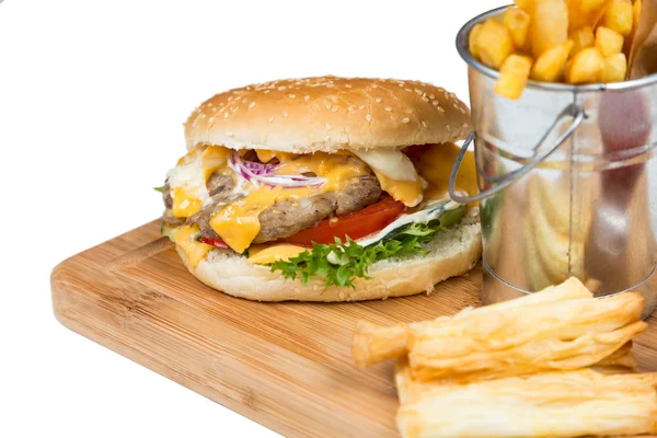 Burger kova kızarmış patates ile