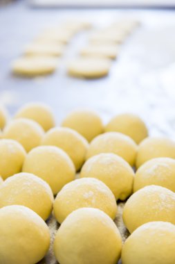 eşit pişmemiş hamur işi bitmedi 