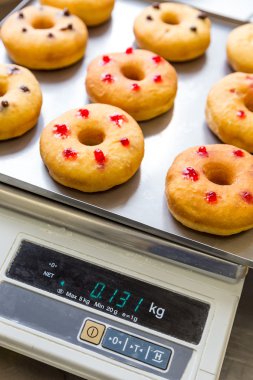 çörek metal tepsi üzerinde çeşitli dolgu ile