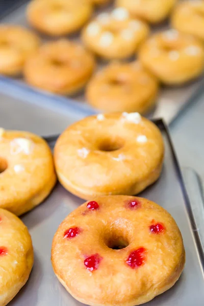 Donuts com enchimento variado em bandeja de metal — Fotografia de Stock