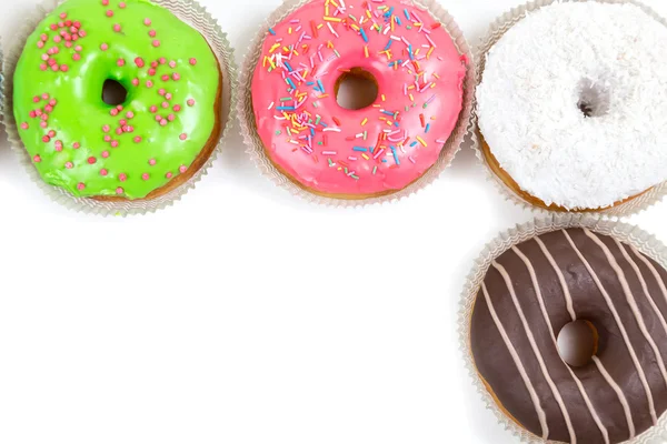 Geassorteerde geglazuurde donuts in verschillende kleuren — Stockfoto