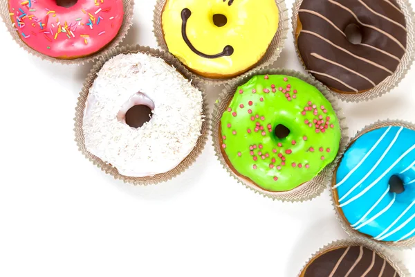 Verschiedene glasierte Krapfen in verschiedenen Farben — Stockfoto