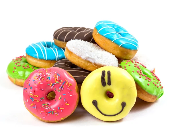 Geassorteerde geglazuurde donuts in verschillende kleuren — Stockfoto