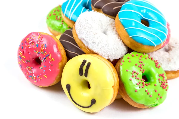 Geassorteerde geglazuurde donuts in verschillende kleuren — Stockfoto