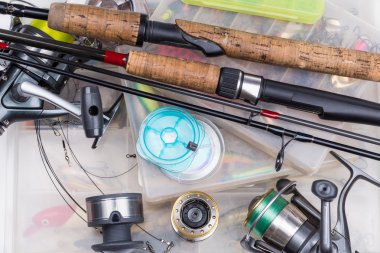 Balık tutma ele - rod, makara, çizgi ve lures kutusunda