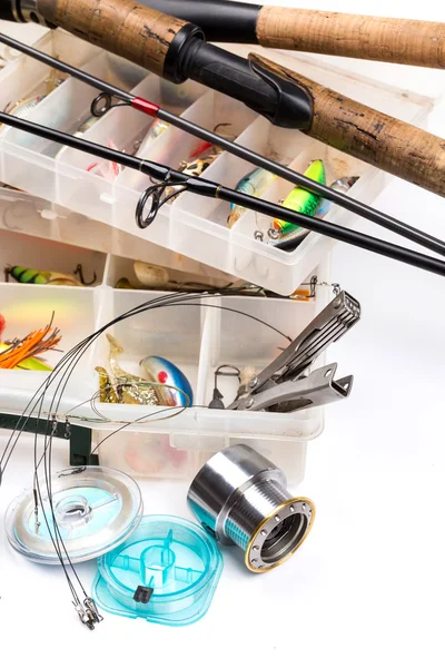 Balık tutma ele - rod, makara, çizgi ve lures kutusunda — Stok fotoğraf