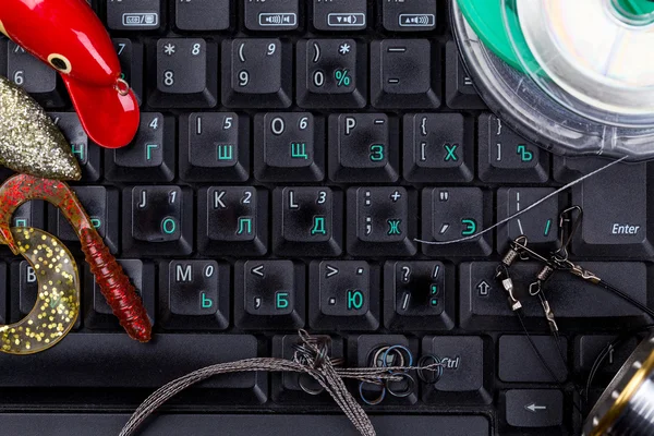 Fiske tacklingar, linje, lockbete, swimbait på tangentbord — Stockfoto