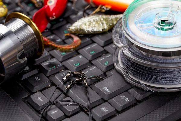 Angeln, Angelschnur, Köder, Schwimmen auf der Tastatur — Stockfoto