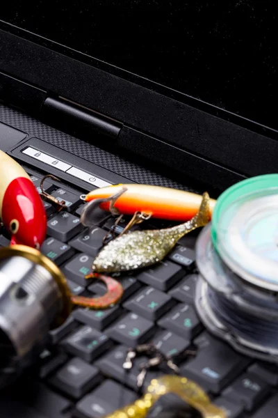 Fiske tacklingar, linje, lockbete, swimbait på tangentbord — Stockfoto